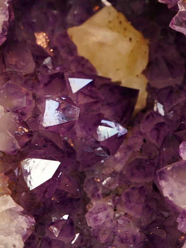 Géodes d'améthyste : beauté et énergie