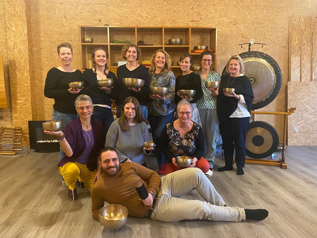 Élèves de la formation thérapeute en bols chantants